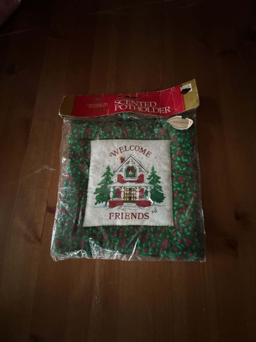 Christmas on Mainstreet Scented Potholder Welcome Friends Cinnamon Green Holly